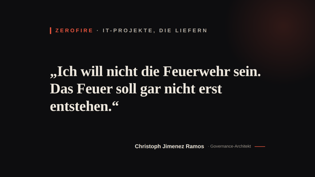 Dunkles Zitatbild im Zero-Fire-Stil: „Ich will nicht die Feuerwehr sein. Das Feuer soll gar nicht erst entstehen." Christoph Jimenez Ramos, Governance-Architekt.